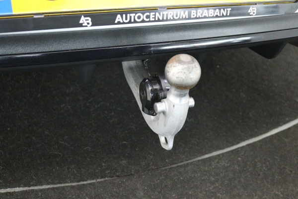 Mercedes-Benz CLA-Klasse 200 Business Solution AMG (PANO, TREKHAAK WEGKLAPBAAR, SFEERVERLICHTING, STOELVERWARMIN)