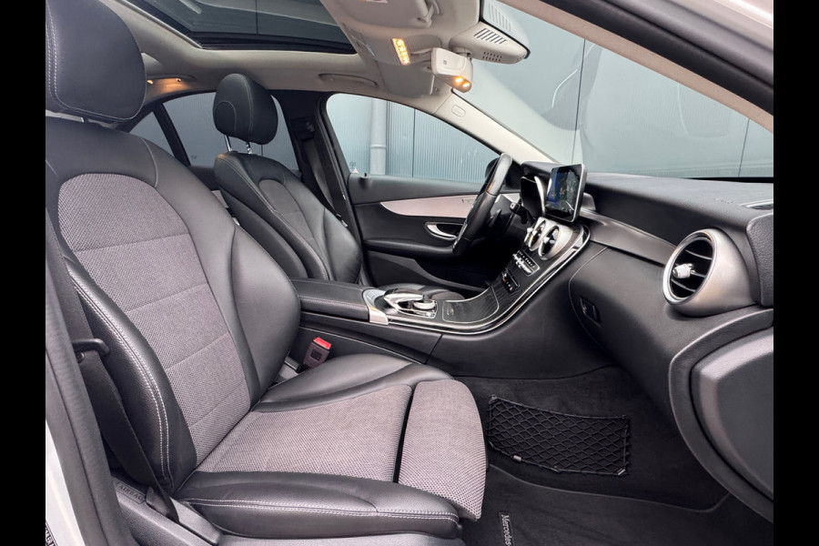 Mercedes-Benz C-Klasse 180 Business * Panorama * Trekhaak * Camera * Navigatie *