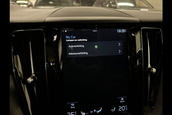 Volvo XC60 2.0 T8 Twin Engine AWD R Design Pano|Memory|Leer