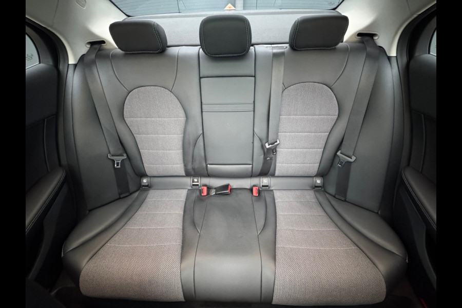 Mercedes-Benz C-Klasse 180 Business * Panorama * Trekhaak * Camera * Navigatie *