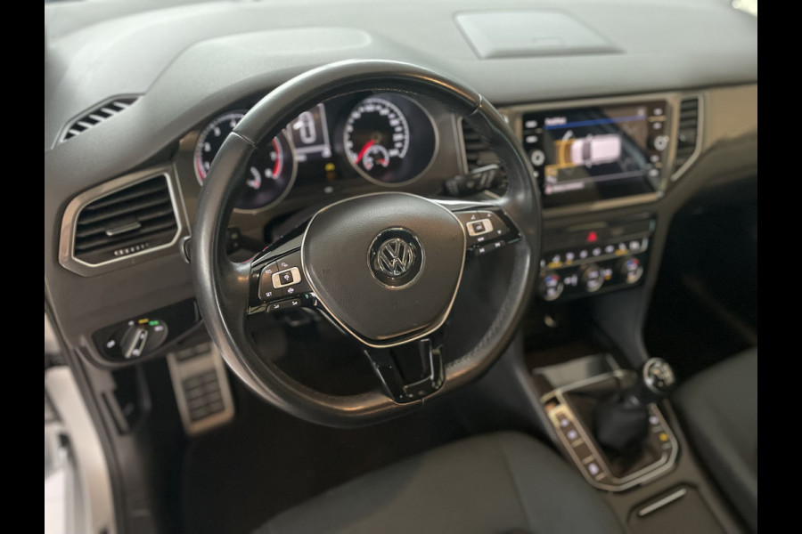 Volkswagen Golf Sportsvan 1.5 TSI ACT Comfortline Airco - Cruise control - Navigatiesysteem - Parkeersensoren voor en achter - Trekhaak - Voorstoelen verwarmd - Licht metalen velgen 16 inch - Radio - Start/stop systeem - Stuur leder - Stuur