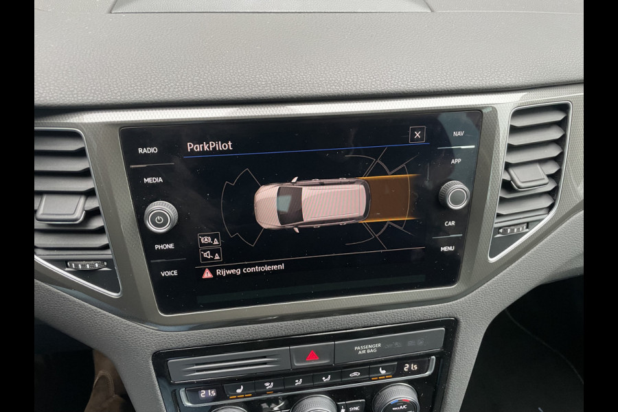 Volkswagen Golf Sportsvan 1.5 TSI ACT Comfortline Airco - Cruise control - Navigatiesysteem - Parkeersensoren voor en achter - Trekhaak - Voorstoelen verwarmd - Licht metalen velgen 16 inch - Radio - Start/stop systeem - Stuur leder - Stuur