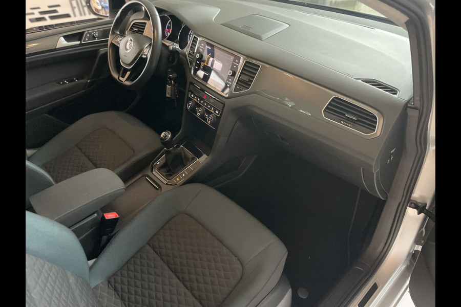 Volkswagen Golf Sportsvan 1.5 TSI ACT Comfortline Airco - Cruise control - Navigatiesysteem - Parkeersensoren voor en achter - Trekhaak - Voorstoelen verwarmd - Licht metalen velgen 16 inch - Radio - Start/stop systeem - Stuur leder - Stuur