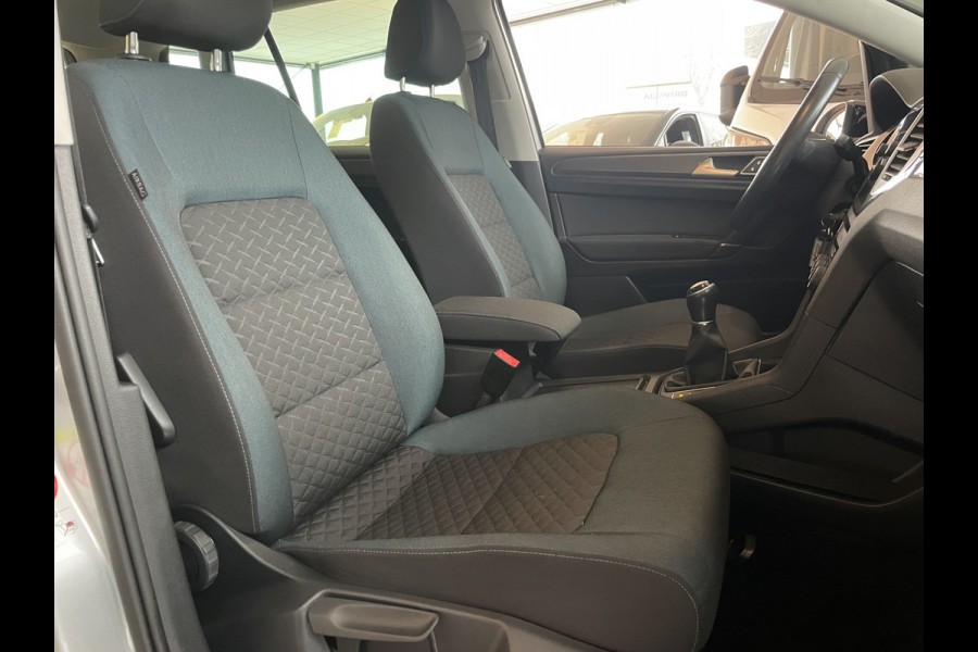 Volkswagen Golf Sportsvan 1.5 TSI ACT Comfortline Airco - Cruise control - Navigatiesysteem - Parkeersensoren voor en achter - Trekhaak - Voorstoelen verwarmd - Licht metalen velgen 16 inch - Radio - Start/stop systeem - Stuur leder - Stuur