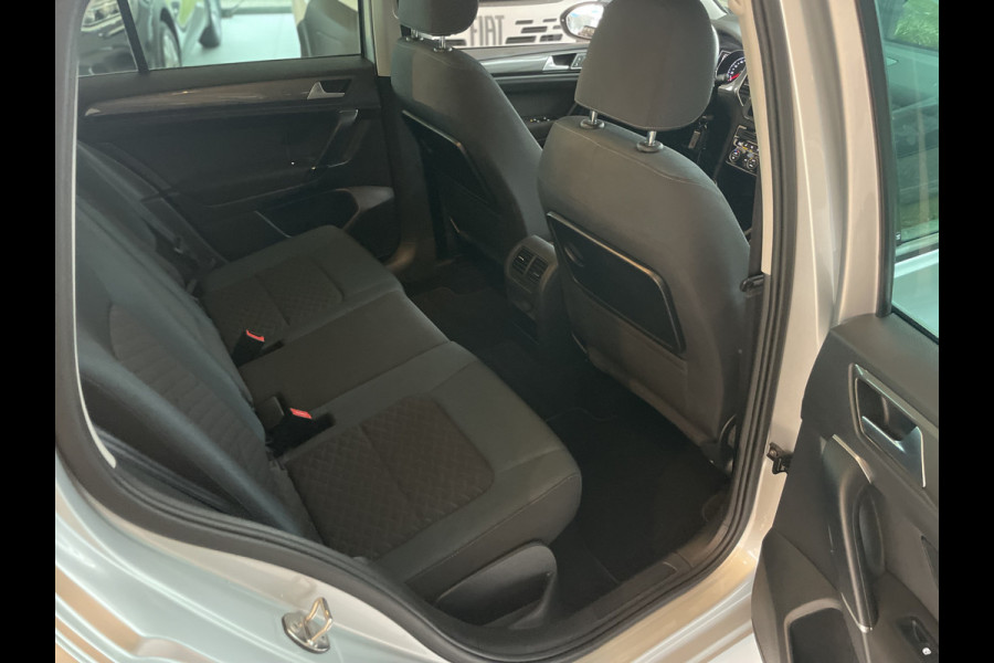 Volkswagen Golf Sportsvan 1.5 TSI ACT Comfortline Airco - Cruise control - Navigatiesysteem - Parkeersensoren voor en achter - Trekhaak - Voorstoelen verwarmd - Licht metalen velgen 16 inch - Radio - Start/stop systeem - Stuur leder - Stuur