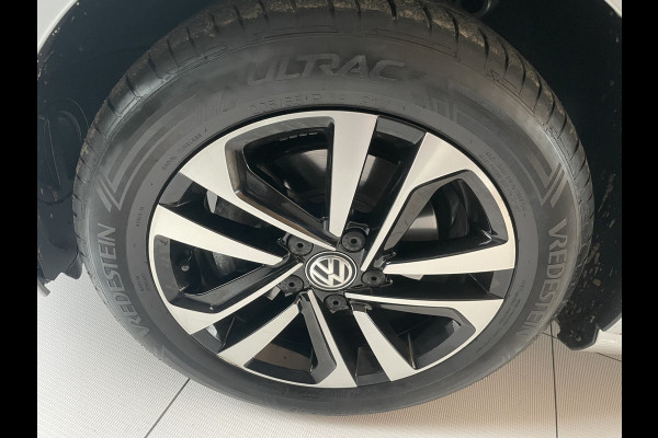 Volkswagen Golf Sportsvan 1.5 TSI ACT Comfortline Airco - Cruise control - Navigatiesysteem - Parkeersensoren voor en achter - Trekhaak - Voorstoelen verwarmd - Licht metalen velgen 16 inch - Radio - Start/stop systeem - Stuur leder - Stuur