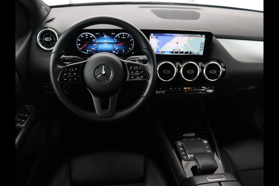 Mercedes-Benz B-Klasse 180 Business Solution | Panoramadak | Stoelverwarming | Carplay | Camera | Half leder | Navigatie | Park Assist | Keyless | Widescreen | Full LED