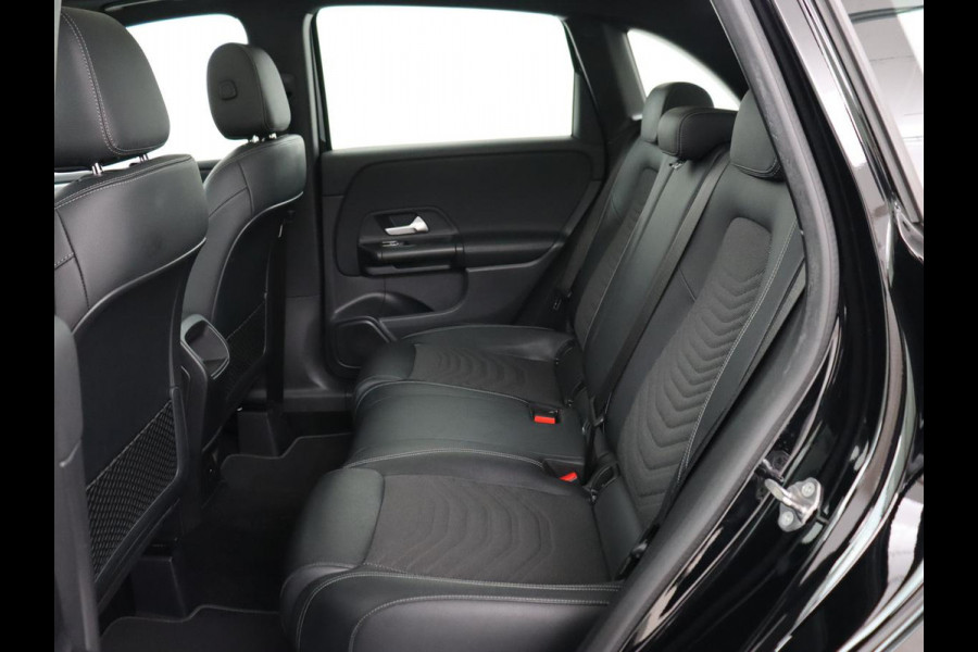 Mercedes-Benz B-Klasse 180 Business Solution | Panoramadak | Stoelverwarming | Carplay | Camera | Half leder | Navigatie | Park Assist | Keyless | Widescreen | Full LED