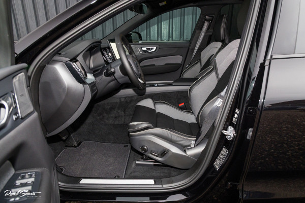 Volvo XC60 2.0 T8 Plug-in hybrid AWD Plus Black Edition | Luchtvering | Harman Kardon | Adaptieve cruise | Panorama dak | Nieuw |