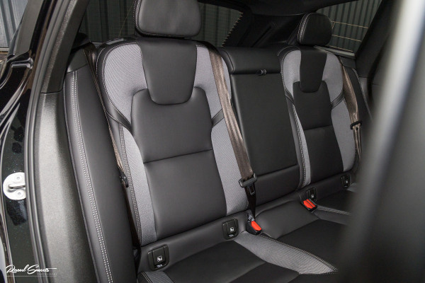 Volvo XC60 2.0 T8 Plug-in hybrid AWD Plus Black Edition | Luchtvering | Harman Kardon | Adaptieve cruise | Panorama dak | Nieuw |