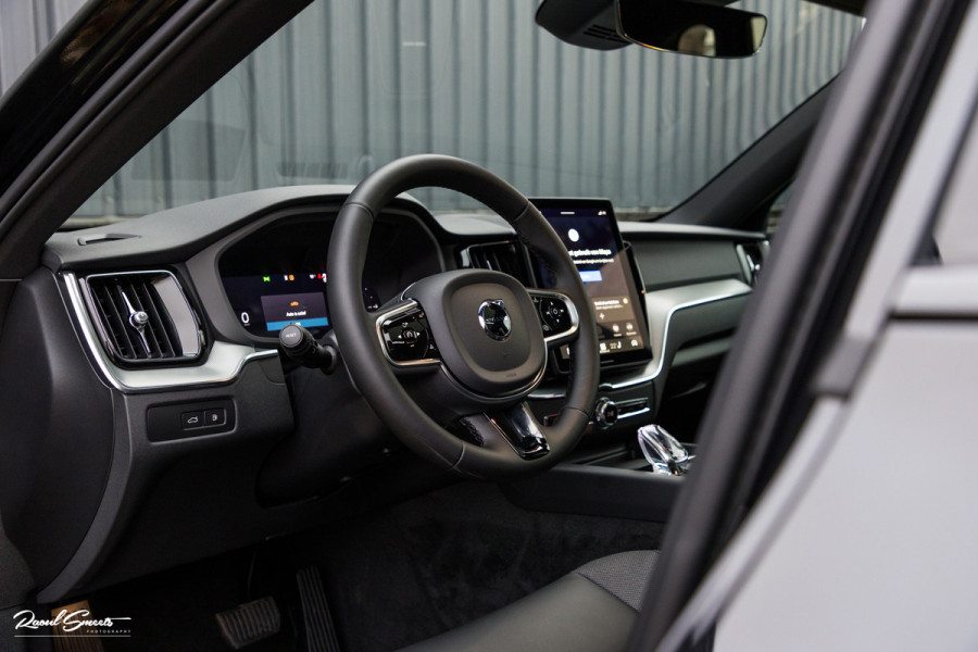 Volvo XC60 2.0 T8 Plug-in hybrid AWD Plus Black Edition | Luchtvering | Harman Kardon | Adaptieve cruise | Panorama dak | Nieuw |