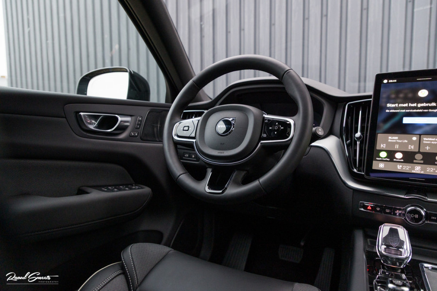 Volvo XC60 2.0 T8 Plug-in hybrid AWD Plus Black Edition | Luchtvering | Harman Kardon | Adaptieve cruise | Panorama dak | Nieuw |