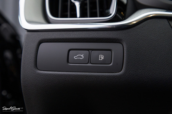 Volvo XC60 2.0 T8 Plug-in hybrid AWD Plus Black Edition | Luchtvering | Harman Kardon | Adaptieve cruise | Panorama dak | Nieuw |