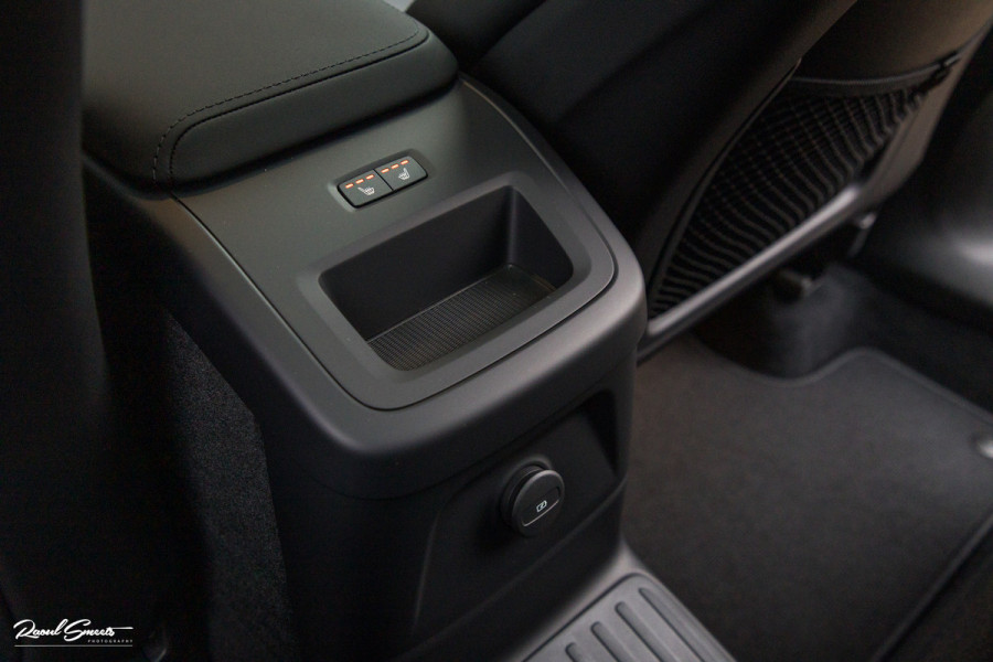 Volvo XC60 2.0 T8 Plug-in hybrid AWD Plus Black Edition | Luchtvering | Harman Kardon | Adaptieve cruise | Panorama dak | Nieuw |