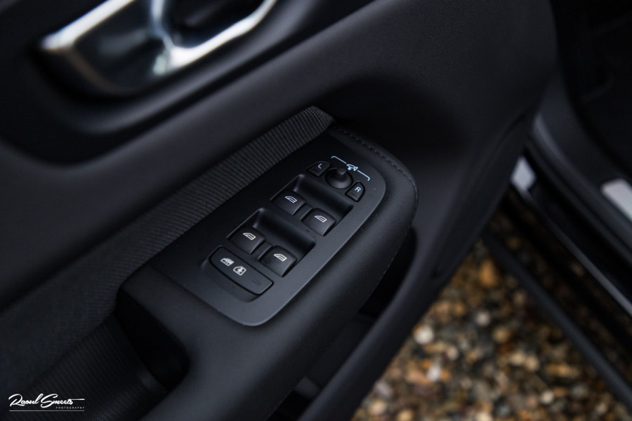 Volvo XC60 2.0 T8 Plug-in hybrid AWD Plus Black Edition | Luchtvering | Harman Kardon | Adaptieve cruise | Panorama dak | Nieuw |