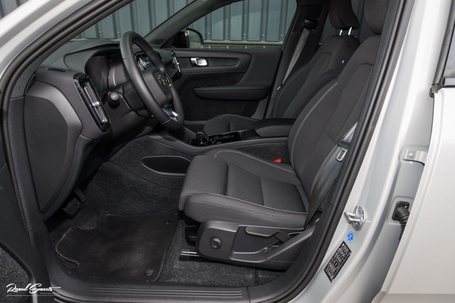 Volvo XC40 Recharge Twin Plus 82 kWh | Zwenkbare trekhaak | Adaptieve cruise | Blis | Full LED |