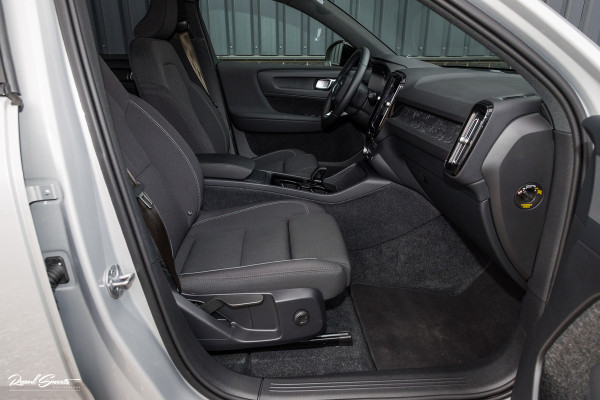 Volvo XC40 Recharge Twin Plus 82 kWh | Zwenkbare trekhaak | Adaptieve cruise | Blis | Full LED |