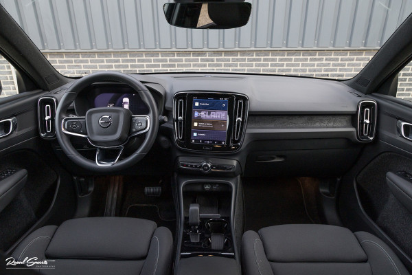 Volvo XC40 Recharge Twin Plus 82 kWh | Zwenkbare trekhaak | Adaptieve cruise | Blis | Full LED |