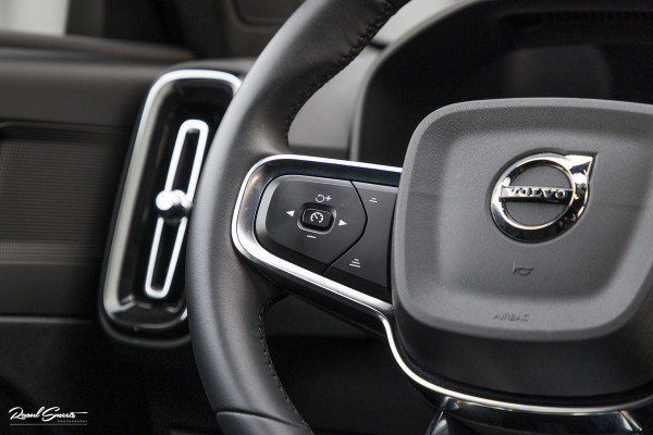 Volvo XC40 Recharge Twin Plus 82 kWh | Zwenkbare trekhaak | Adaptieve cruise | Blis | Full LED |