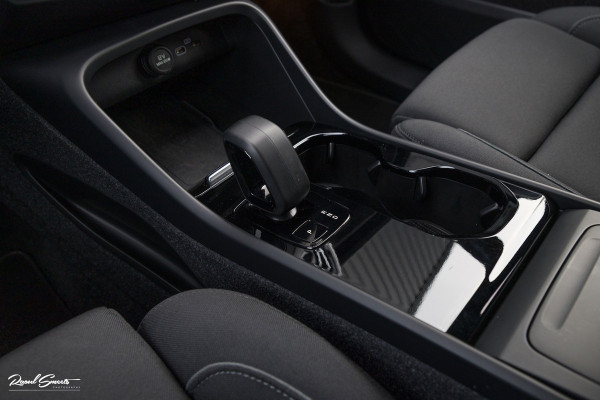 Volvo XC40 Recharge Twin Plus 82 kWh | Zwenkbare trekhaak | Adaptieve cruise | Blis | Full LED |