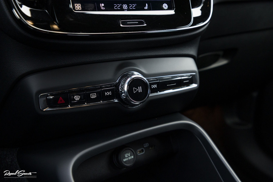 Volvo XC40 Recharge Twin Plus 82 kWh | Zwenkbare trekhaak | Adaptieve cruise | Blis | Full LED |