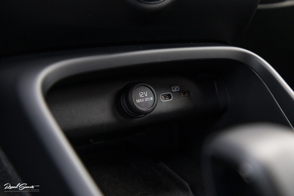 Volvo XC40 Recharge Twin Plus 82 kWh | Zwenkbare trekhaak | Adaptieve cruise | Blis | Full LED |