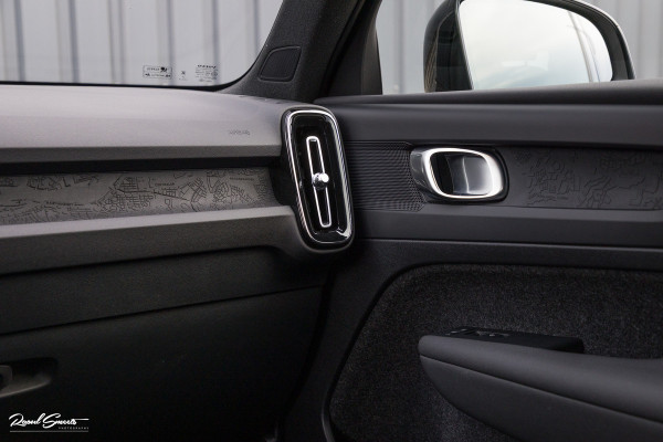 Volvo XC40 Recharge Twin Plus 82 kWh | Zwenkbare trekhaak | Adaptieve cruise | Blis | Full LED |