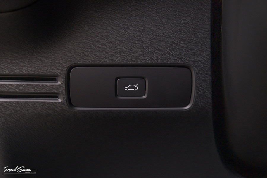 Volvo XC40 Recharge Twin Plus 82 kWh | Zwenkbare trekhaak | Adaptieve cruise | Blis | Full LED |