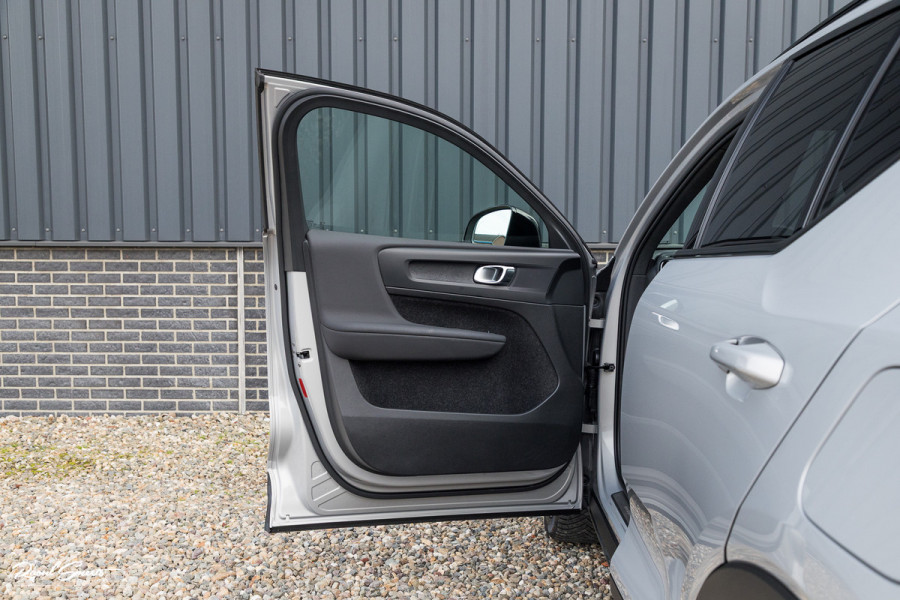 Volvo XC40 Recharge Twin Plus 82 kWh | Zwenkbare trekhaak | Adaptieve cruise | Blis | Full LED |