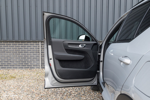 Volvo XC40 Recharge Twin Plus 82 kWh | Zwenkbare trekhaak | Adaptieve cruise | Blis | Full LED |