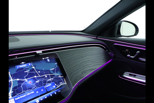 Mercedes-Benz E-Klasse Estate 300 e AMG Plug-In Hybride | AMG Styling | Trekhaak | Digital light | Keyless go | Distronic | Keyless go | Memory Pakket voorsteoelen. Inclusief 24 maanden MB Certified garantie voor Europa.