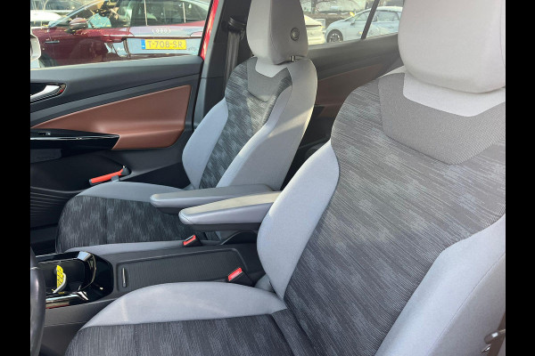Volkswagen ID.5 Pro 77 kWh | Stoel- en stuurwielverwarming | Achteruitrijcamera | 20 inch velgen | Getint glas | Navigatie