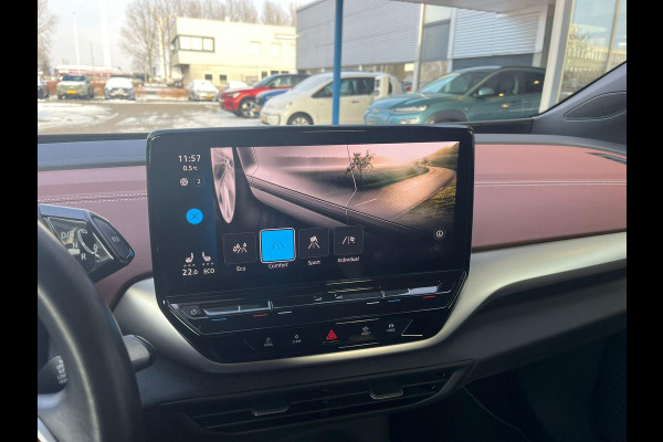 Volkswagen ID.5 Pro 77 kWh | Stoel- en stuurwielverwarming | Achteruitrijcamera | 20 inch velgen | Getint glas | Navigatie