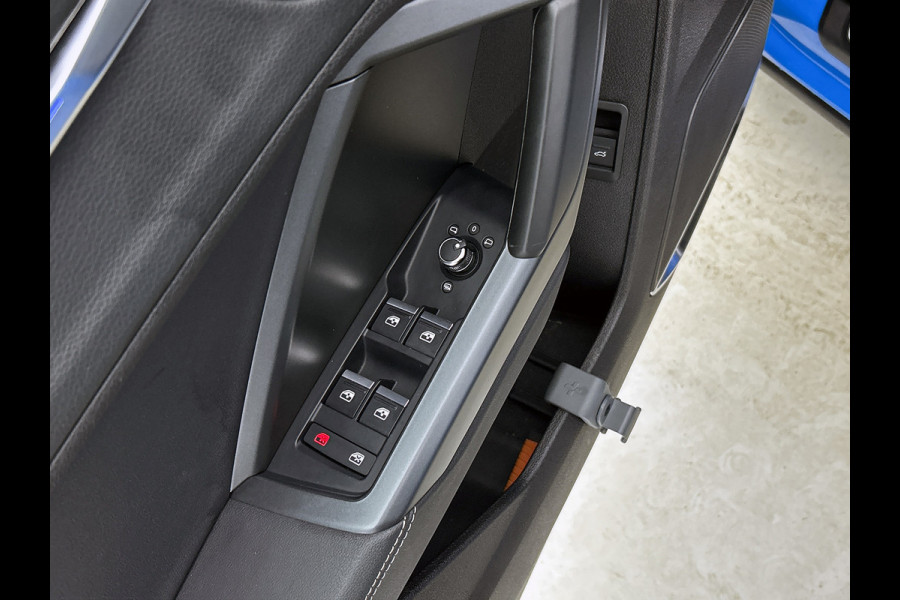 Audi Q3 40 TFSI quattro 3x S Line(NL-auto, Panorama, Dealer OndH, Digitale Dash, PDC V+A, Lane Assist, Addpt Cruise Con,Etc)