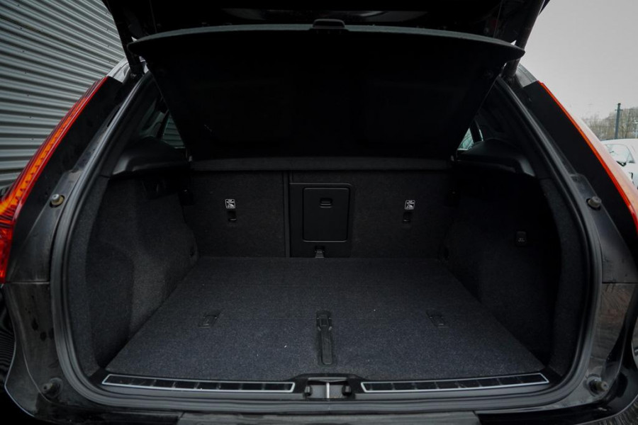 Volvo XC40 Recharge P8 AWD R-Design / Pano / Trekhaak / 20'' / Warmtepomp / Harman Kardon