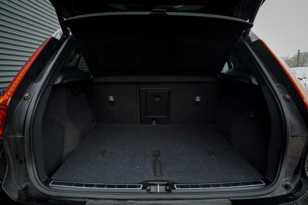 Volvo XC40 Recharge P8 AWD R-Design / Pano / Trekhaak / 20'' / Warmtepomp / Harman Kardon