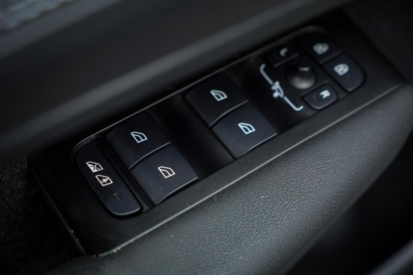 Volvo XC40 Recharge P8 AWD R-Design / Pano / Trekhaak / 20'' / Warmtepomp / Harman Kardon