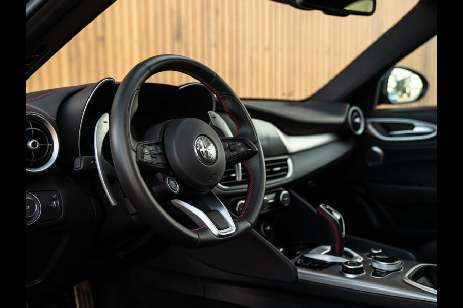 Alfa Romeo Giulia 2.0T GME AWD Competizione 280pk | Pano-dak | Harman/Kardon | CarPlay | Lederen dash.