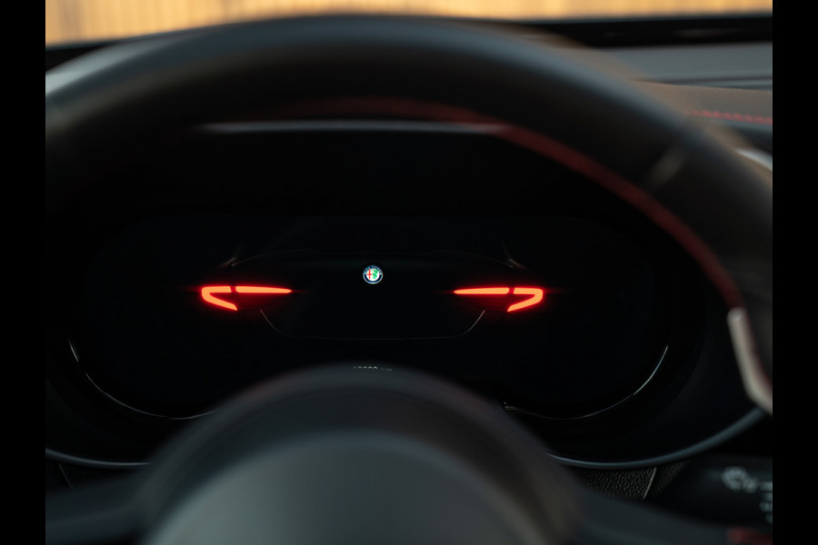 Alfa Romeo Giulia 2.0T GME AWD Competizione 280pk | Pano-dak | Harman/Kardon | CarPlay | Lederen dash.