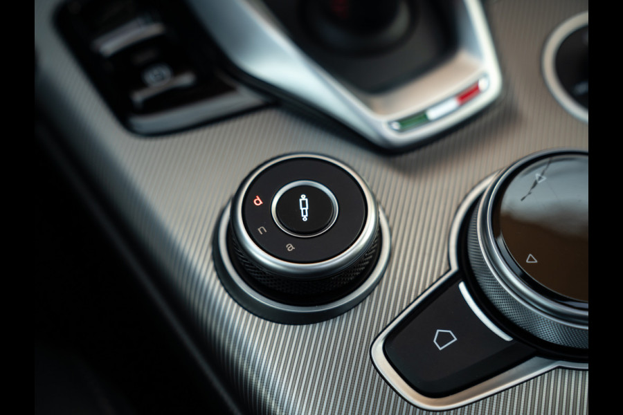 Alfa Romeo Giulia 2.0T GME AWD Competizione 280pk | Pano-dak | Harman/Kardon | CarPlay | Lederen dash.