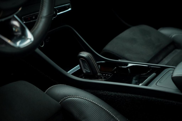 Volvo XC40 Recharge P8 AWD R-Design / Pano / Trekhaak / 20'' / Warmtepomp / Harman Kardon