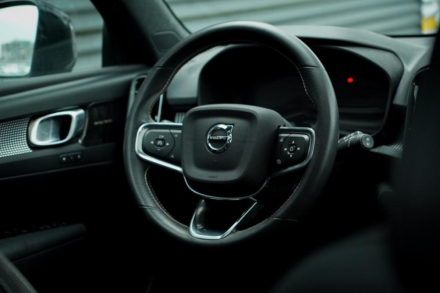 Volvo XC40 Recharge P8 AWD R-Design / Pano / Trekhaak / 20'' / Warmtepomp / Harman Kardon