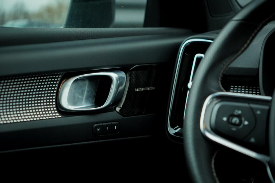 Volvo XC40 Recharge P8 AWD R-Design / Pano / Trekhaak / 20'' / Warmtepomp / Harman Kardon