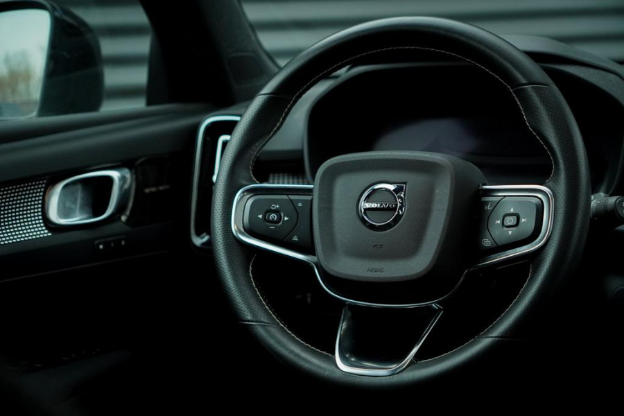 Volvo XC40 Recharge P8 AWD R-Design / Pano / Trekhaak / 20'' / Warmtepomp / Harman Kardon