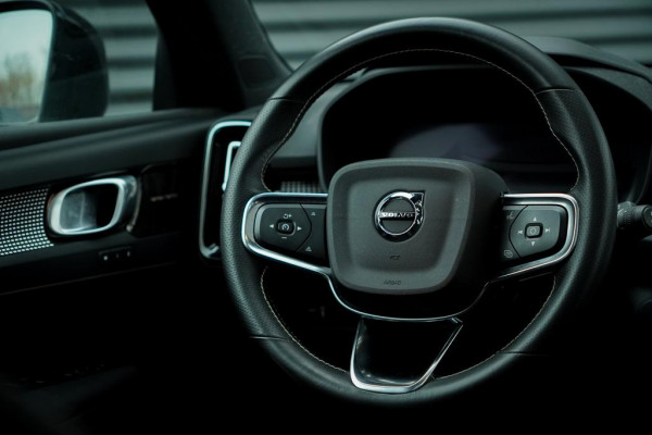 Volvo XC40 Recharge P8 AWD R-Design / Pano / Trekhaak / 20'' / Warmtepomp / Harman Kardon