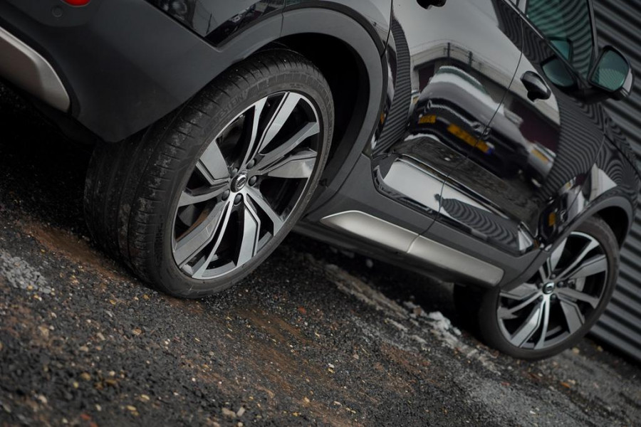 Volvo XC40 Recharge P8 AWD R-Design / Pano / Trekhaak / 20'' / Warmtepomp / Harman Kardon