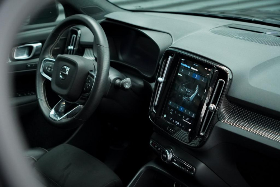 Volvo XC40 Recharge P8 AWD R-Design / Pano / Trekhaak / 20'' / Warmtepomp / Harman Kardon