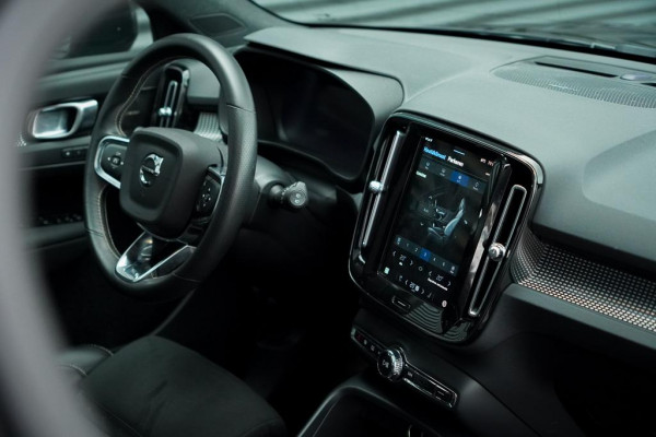 Volvo XC40 Recharge P8 AWD R-Design / Pano / Trekhaak / 20'' / Warmtepomp / Harman Kardon