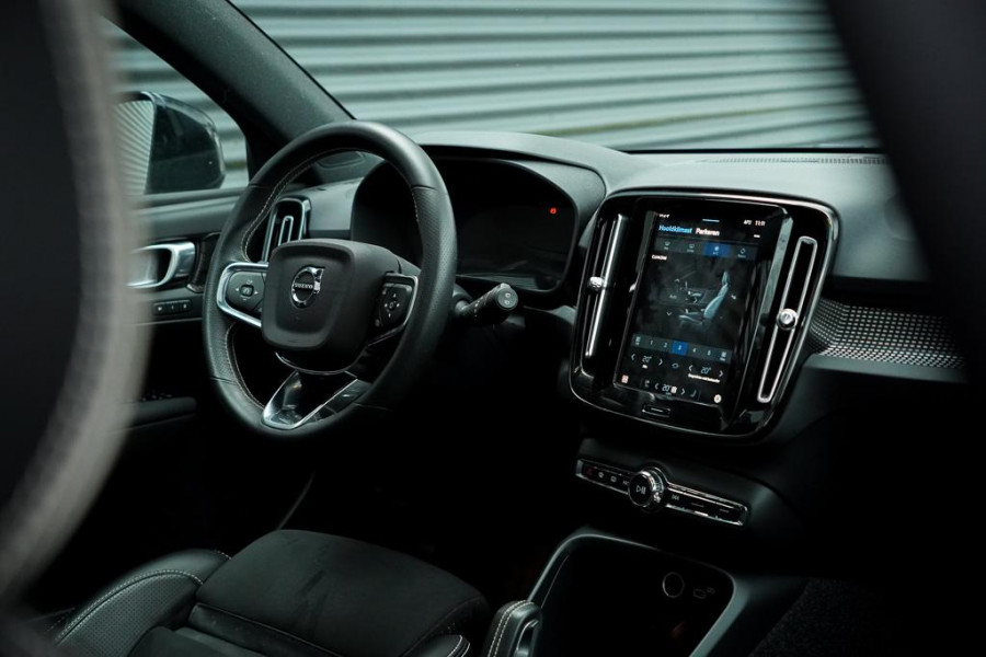 Volvo XC40 Recharge P8 AWD R-Design / Pano / Trekhaak / 20'' / Warmtepomp / Harman Kardon