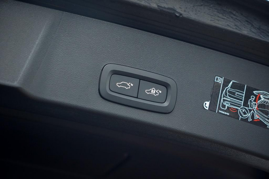 Volvo XC40 Recharge P8 AWD R-Design / Pano / Trekhaak / 20'' / Warmtepomp / Harman Kardon